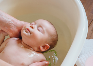 Bain enveloppé bébé